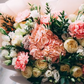 bouquet dans les tons rose avec hortensia et oeillet